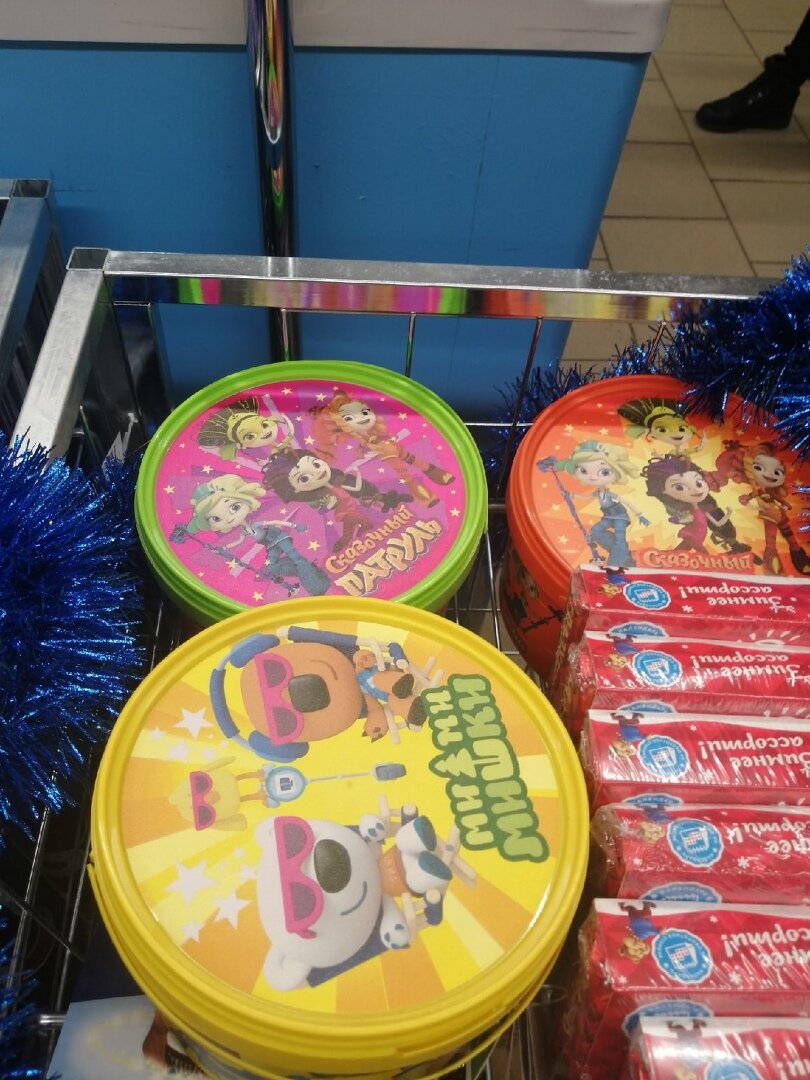 Вот такие варианты подарков для детей. Ведёрки с любимыми мультяшными героями. Цена 287 рублей