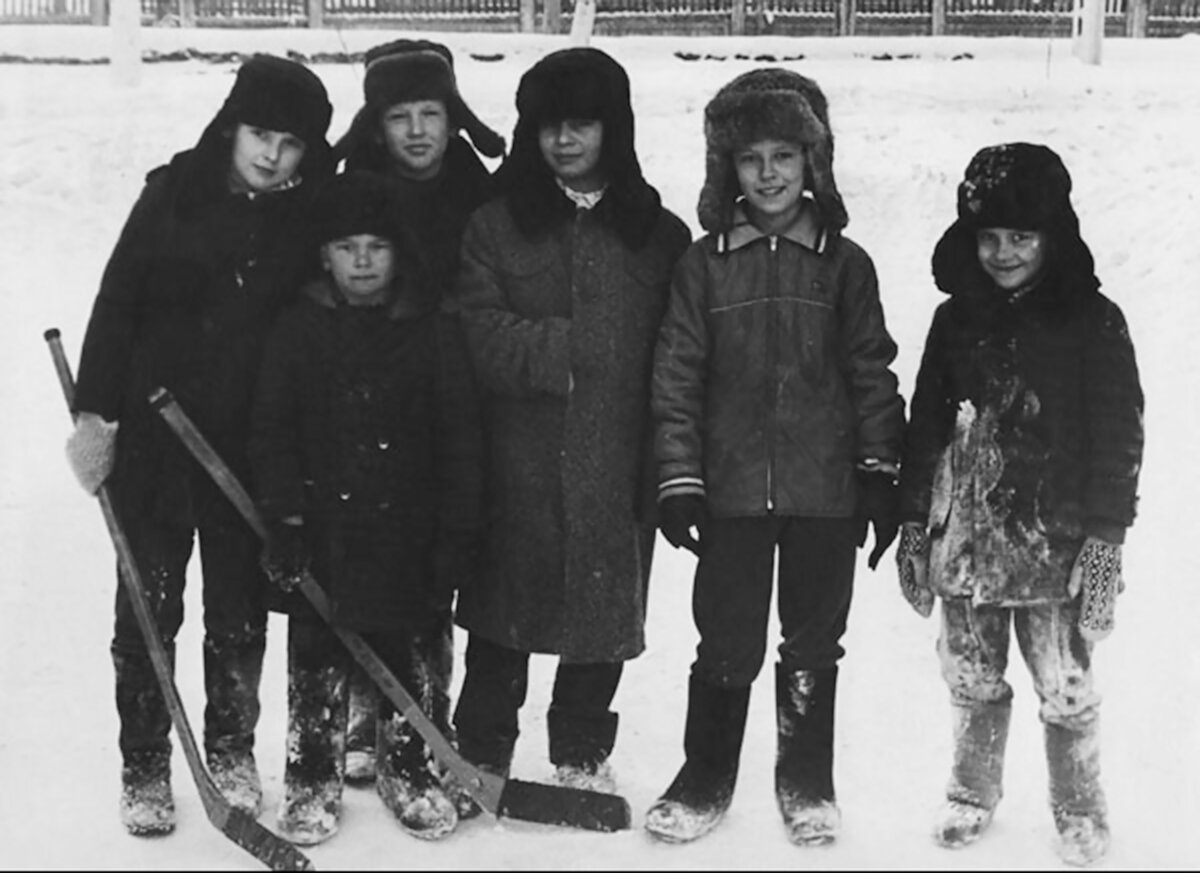 Счастливое детство на улице! У вас было такое? Кто узнает автора на фото?