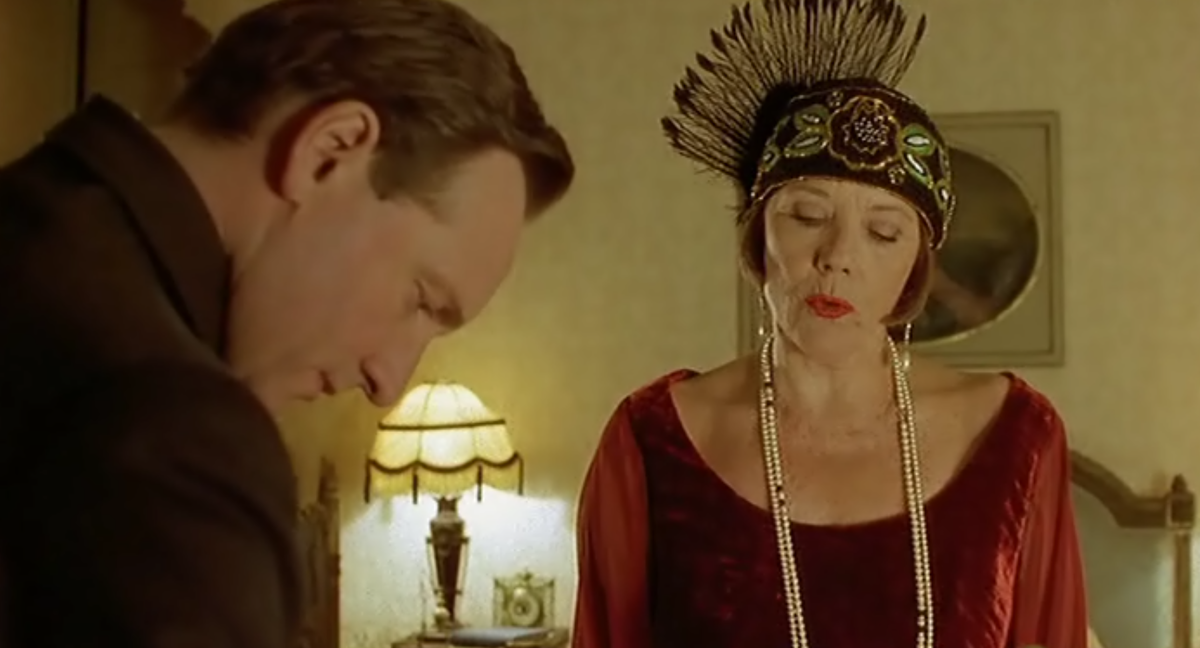 Скриншоты из сериала "Миссис Брэдли расследует". 