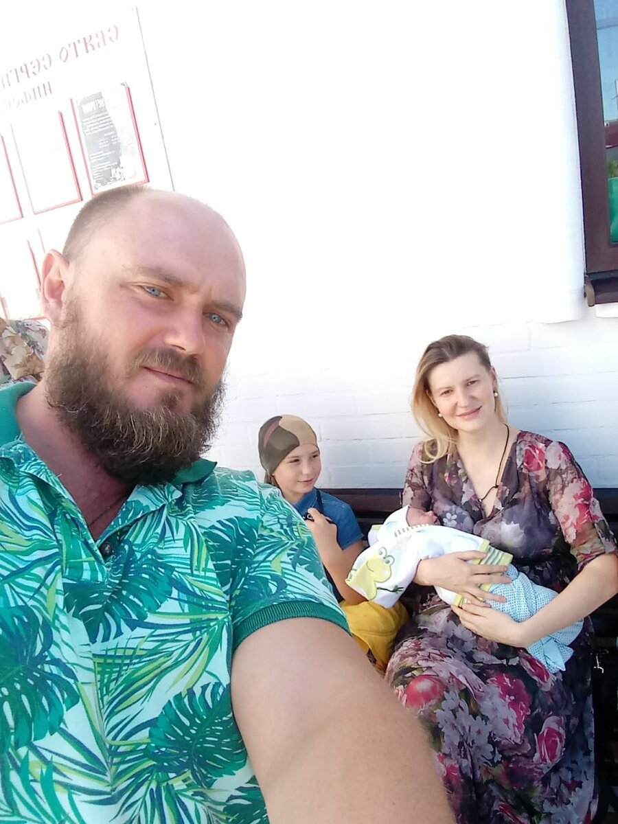 На фото автор письма с семьей