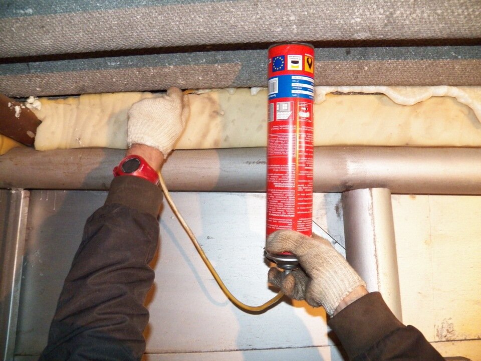 Монтажная пена для потолка. Ввод трубы в колодец герметизация. Можно ли запенивать трубы. Коаксиальный дымоход на монтажную пену. Монтажная пена в действии.