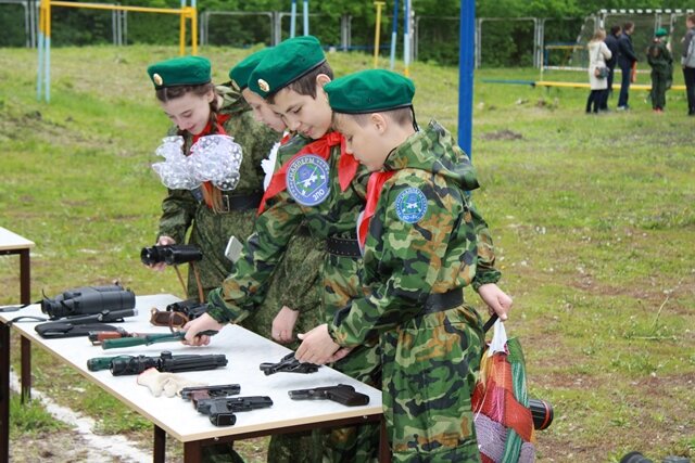 Игра «Зарница» это не только один день мероприятий, а трех-четырехмесячная подготовка к ней, отвлекающая детей от праздного шатания.