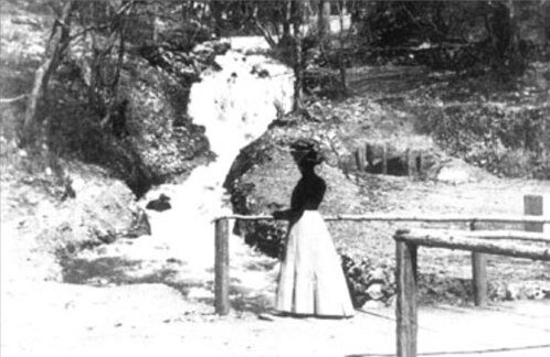 У массандровского водопада.