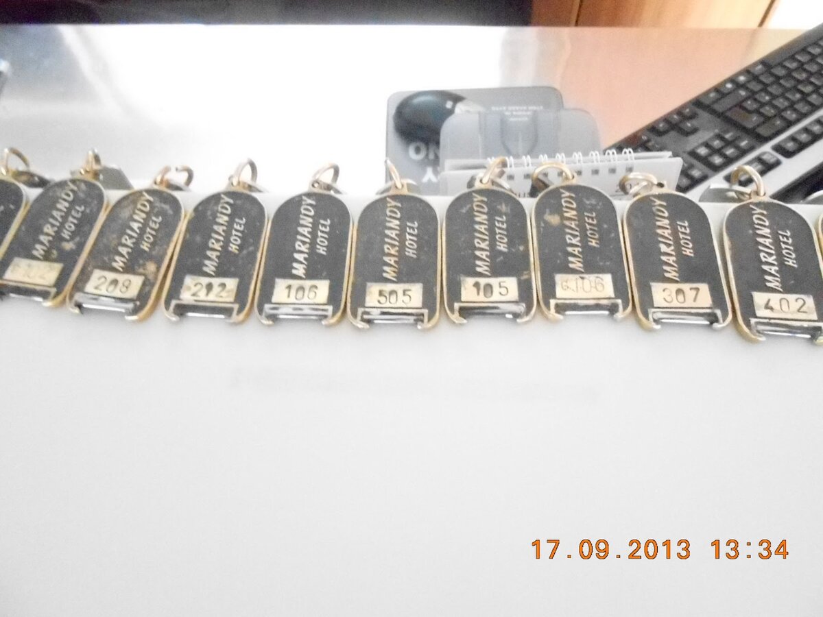 Ключи от номера в отеле выкладывают на стол.Сам забираешь свой ключ
