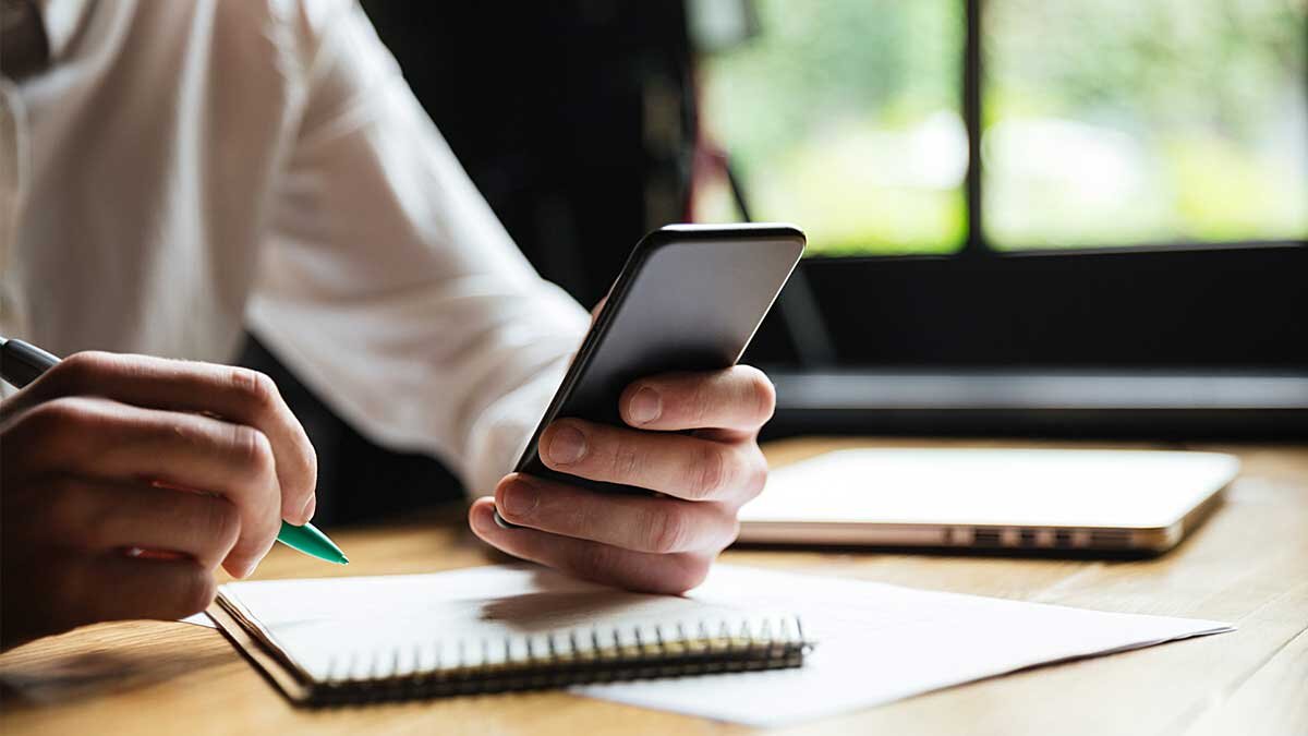 Как пресечь злоумышленника, переписывающего личные данные? Фото freepik.com