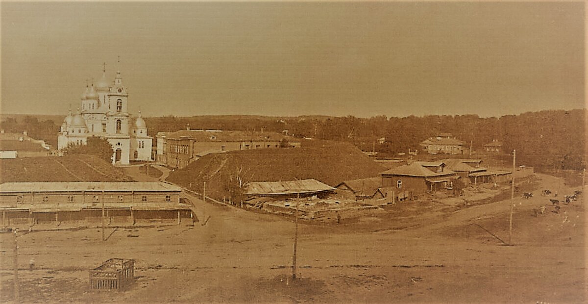 Дмитров. Архивное фото. Видны валы кремля и постройки перед ними, возле (или на месте?) рва