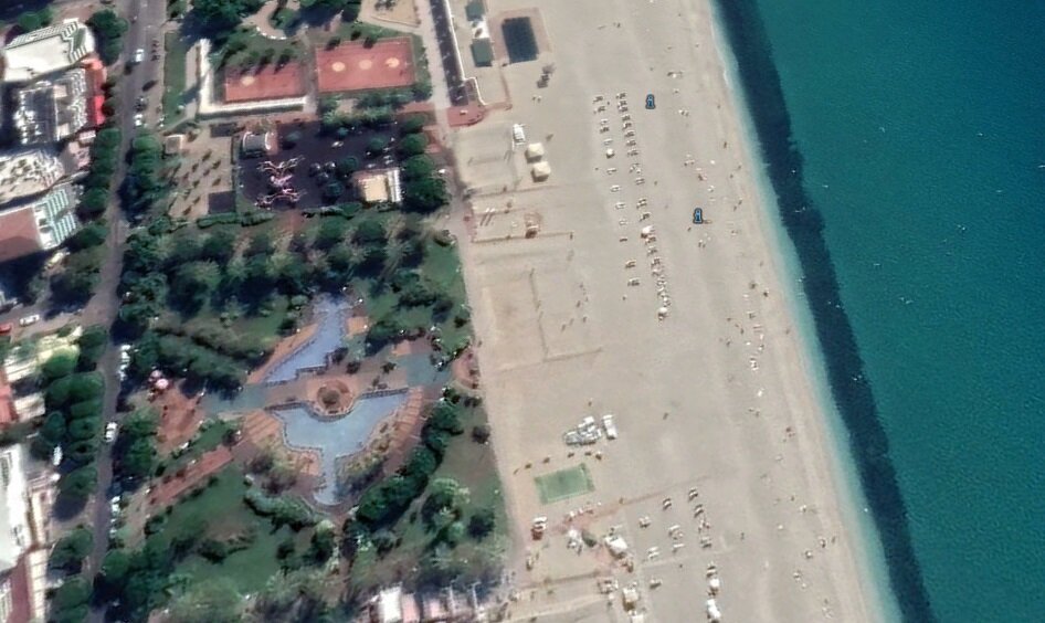 фото с карты, камера прячется по центру в нижней части фото