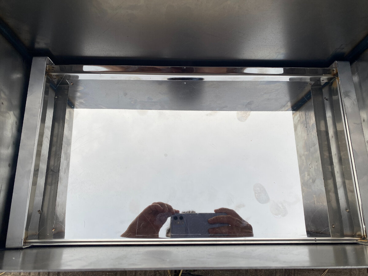 Внутри зеркальный поддон для жира