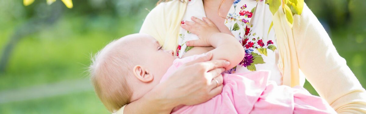 Мама кормит грудью малыша