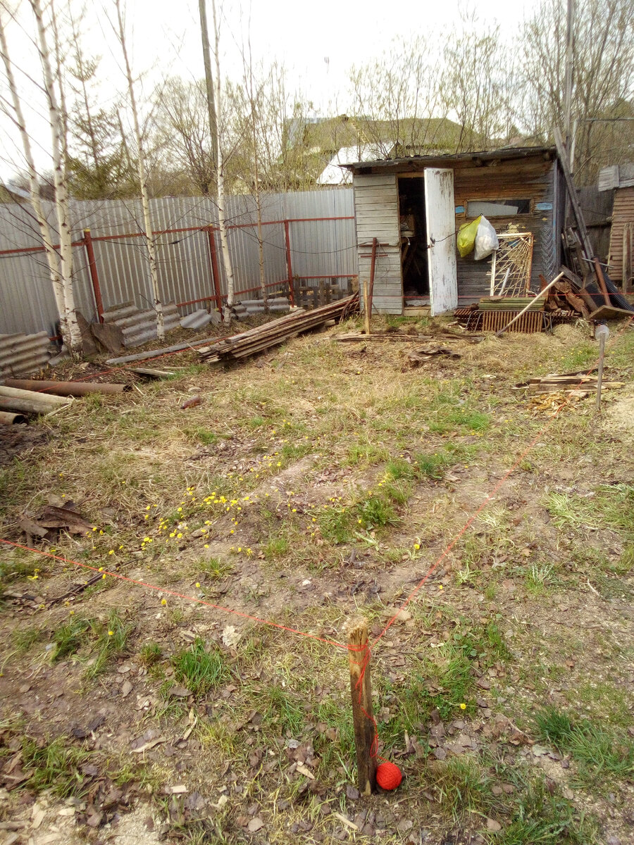 Начинаем разметку. Слева канава, справа септик, стараемся выжать всё!