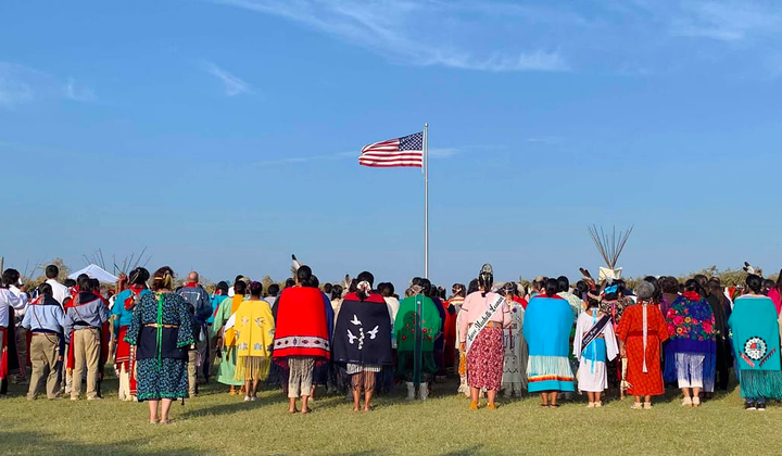 Члены индейского клана Kiowa Gourd стоят на церемонии поднятие флага. Некоторые из индейцев могут служить в армии США и одновременно принадлежать клану воинов своего племени. Фото smithsonianmag.com
