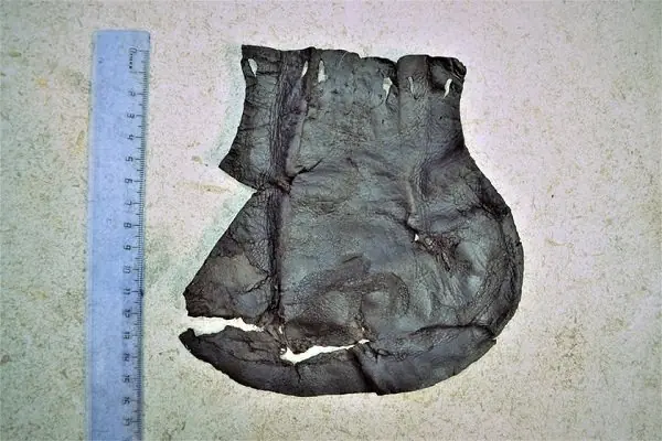 Кожаный кошелёк, найденный в 2020 году в ходе раскопок на территории Вологодского кремля. XV-XVII вв. 