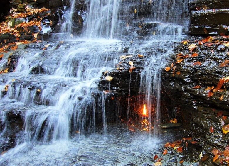 "Вечный огонь водопада". Источник https://vk.cc/c4DeDZ