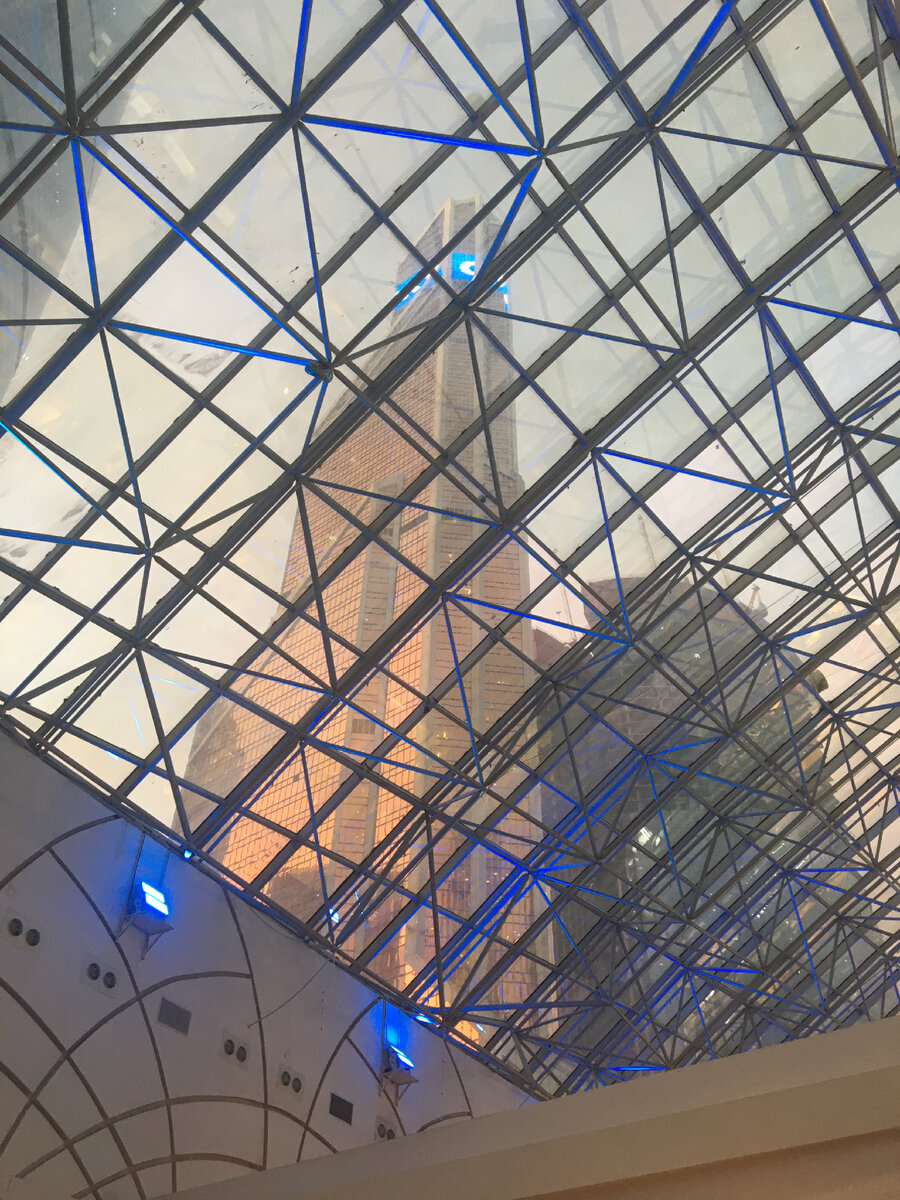 

Мне нравится размеренность. Будто идти по красивому городу в 8 вечера после жаркого дня, ни о чем не думать: ни о работе, ни об экзаменах. Идти, вкусно поужинать в грузинском кафе, улечься в кровать, настежь открыть окно и заснуть до следующего утра. 

Или, может, иногда нравится московская суета. Кофе, метро, пасмурная погода, встречи, расписанные по часам, обед на бегу. Забыть тройку дома, постоянно звонить по работе или по учебе, а вечером смыть все, что случилось в этот день и уснуть крепким-крепким сном. 

А еще мне нравится чувство освобождения. Когда узнаешь результаты экзаменов: видишь там заветные цифры, понимаешь, что теперь-то ты точно свободна, теперь можно забыть 75 выученных билетов, образование АТФ, тригонометрические уравнения, неравенства, генетику и селекцию. Теперь-то ты свободна, зовешь подругу гулять, и вы обсуждаете темы, которые попались, понимая, что теперь-то можно спокойно выдохнуть, продолжить читать ту книгу, которую забросила, чтобы не отвлекаться от экзаменов; начать тот сериал, который все советовали, но тебя грызла совесть за то, что не готовишься - поэтому не смотрела. Теперь началась настоящая жизнь. 

Или, может, чувство преодоления обиды. Когда она сидела внутри так долго, что ты начала жить с ней: ложиться с ней спать, есть. А потом ты вдруг осознала, что, наверное, человек не хотел так сильно обидеть, да и повод был не такой уж и веский, поэтому ты просто отпускаешь и прощаешь. 

А какие чувства нравятся Вам?

Автор: all for women