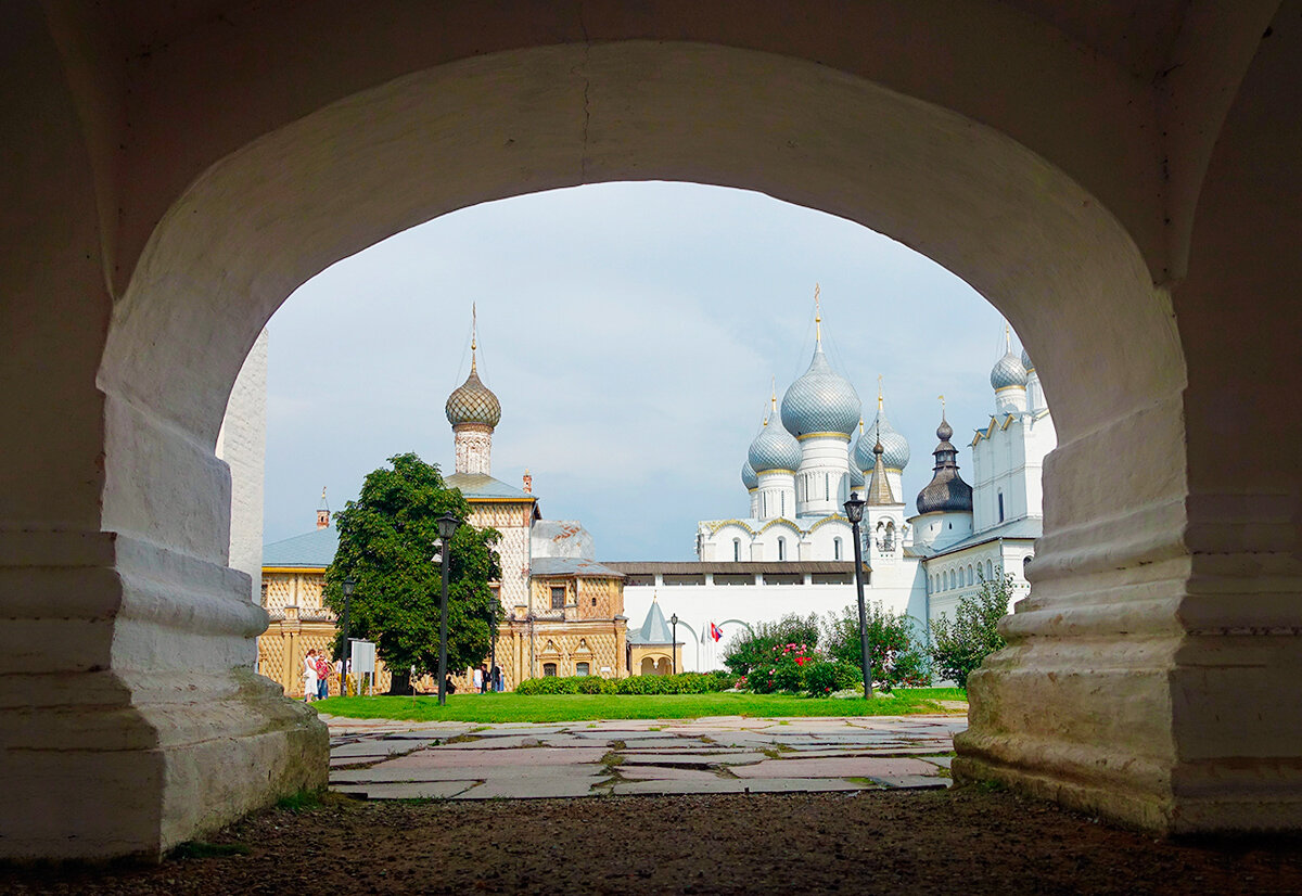 Внутри Ростовского Кремля