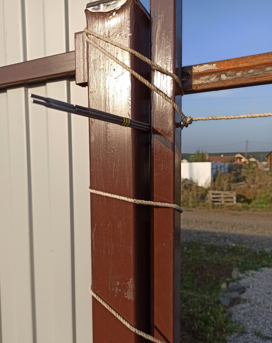 Приварил вертикальные стойки калитки, выставив зазор от столбов (при помощи электродов) 5 мм