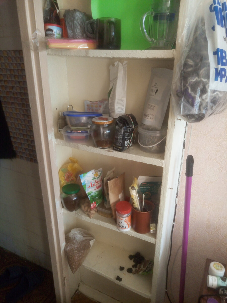 Моя полка с крупами. Около 70% продуктов здесь не использовалось в течении года