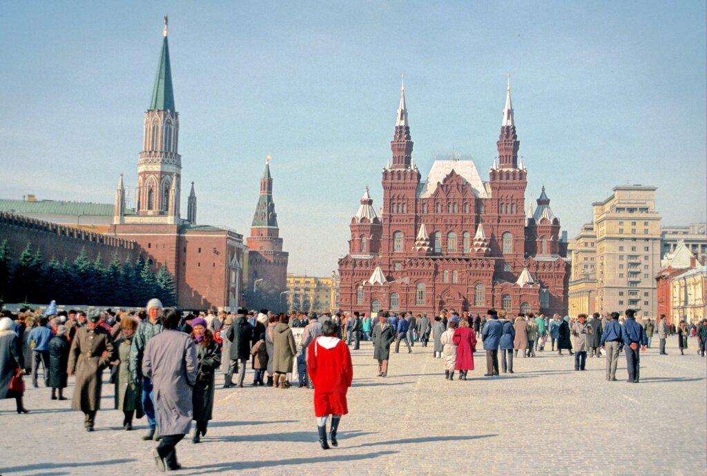 60 октября москва. Красная площадь в СССР 1990. Красный площадь Москва 1988. Красная площадь Москва 1990. Москва 80-х красная площадь.