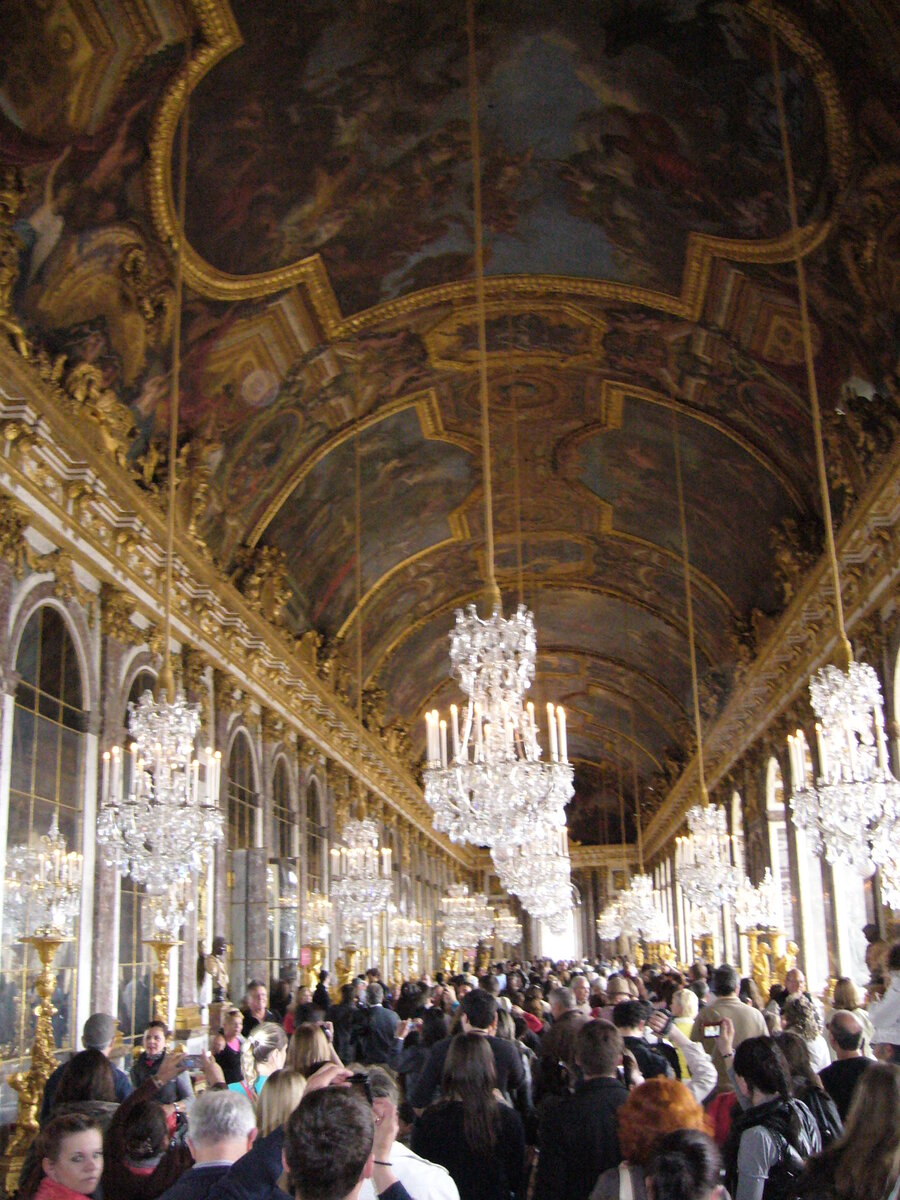 Типичное количество туристов в Зеркальном зале дворца