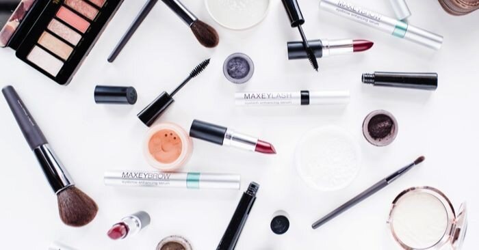 Перед тем как начать подготовку к макияжу ,необходимо определить тип вашей кожи лица .В качественном макияже самое главное грамотная подготовка ,сейчас объясню почему .