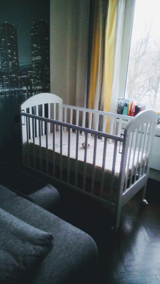 Муж собрал кроватку для малыша