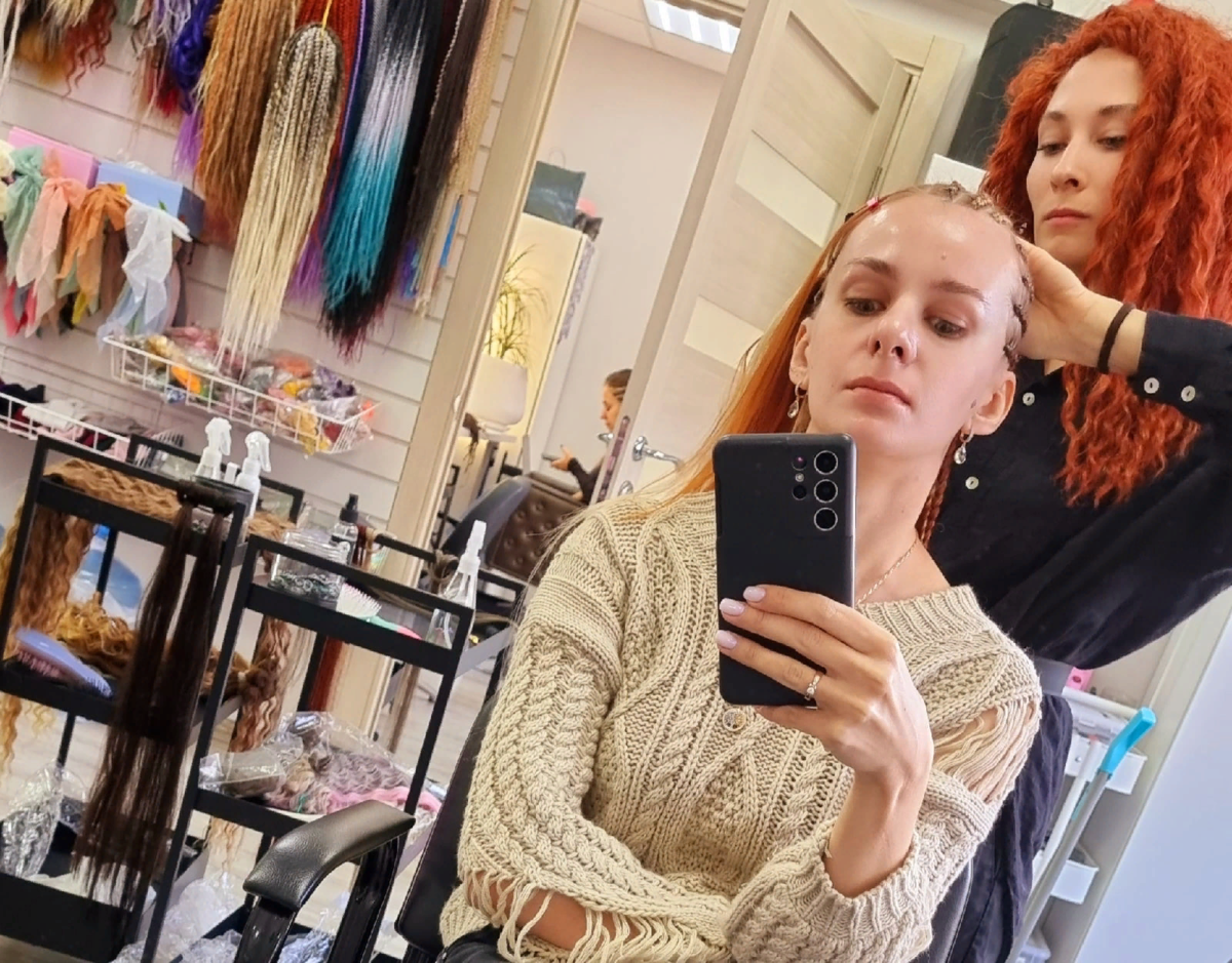 В процессе плетения. Кстати, на моем мастере афрокудри мне тоже очень нравятся, постоянные читатели знают мою страсть к рыжему цвету волос) 