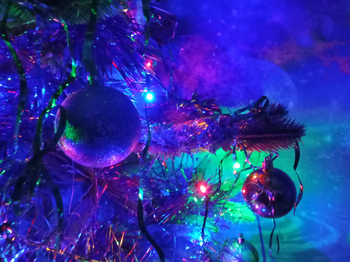 Это шарики на моей ёлке. Не радуют... почему-то...