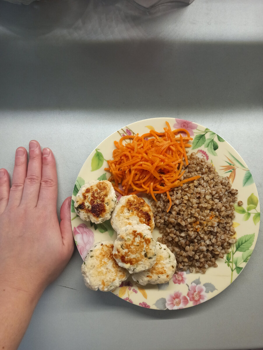 Обед. Зафотала вместе с рукой, чтобы была понятна порция ( размер) 