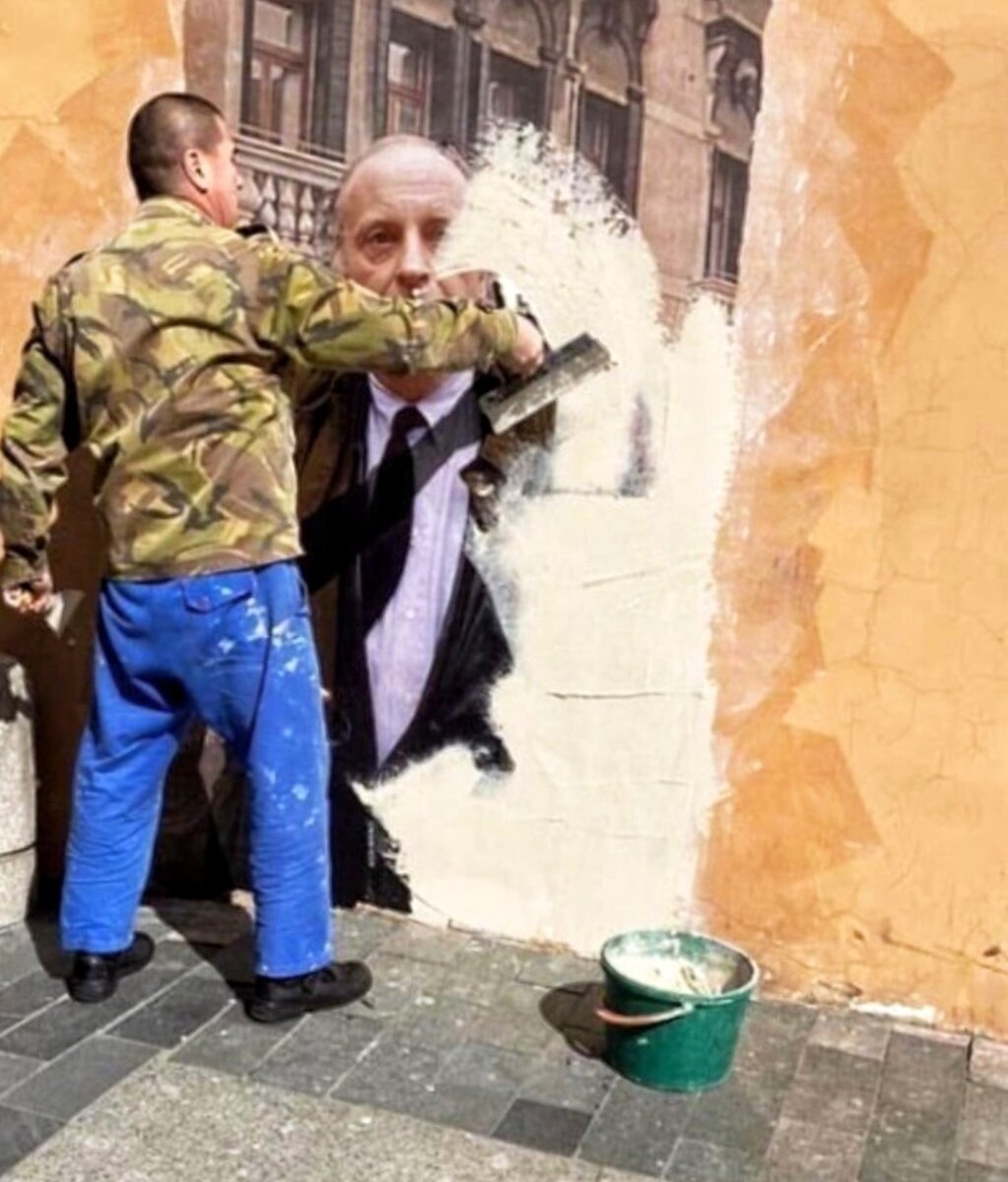В последнее время в Санкт-Петербурге закрасили ряд интересных муралов — граффити большого размера, во всю стену здания. Раз за разом уличные художники проигрывают борьбу с коммунальными службами.