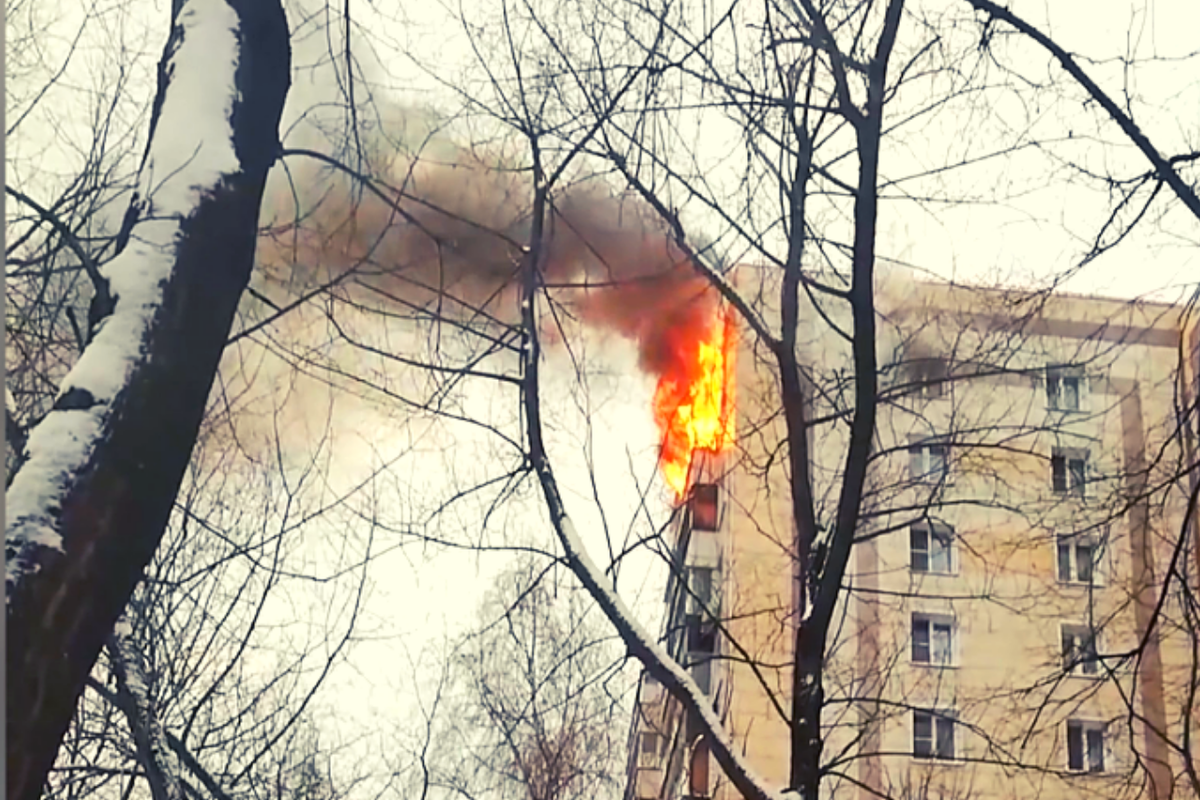 Пожар в коптево сегодня. Пожар Москва дома. Пожар в доме в Москве. Пожарный дом. Горящая квартира.