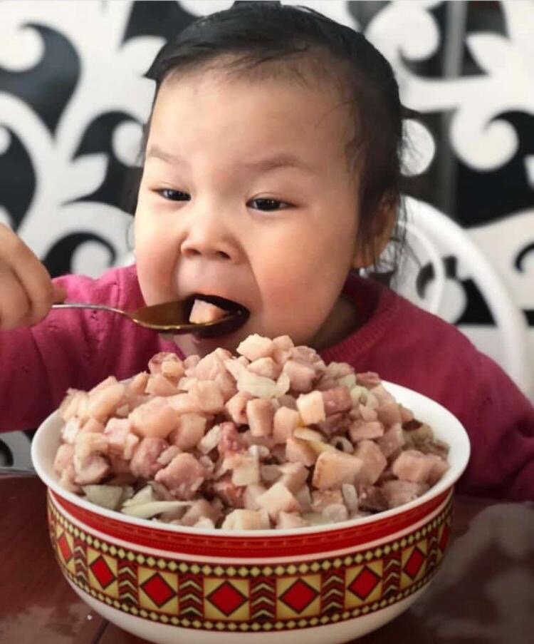 Девочка кушает Индигирку