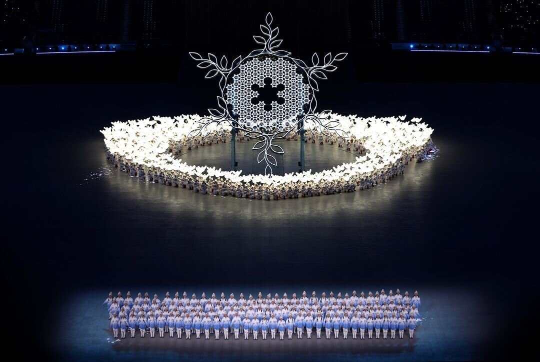 Больше всего мне вот этот кадр понравился. Одна только шестиугольная звезда, прикинувшаяся снежинкой, чего стоит...