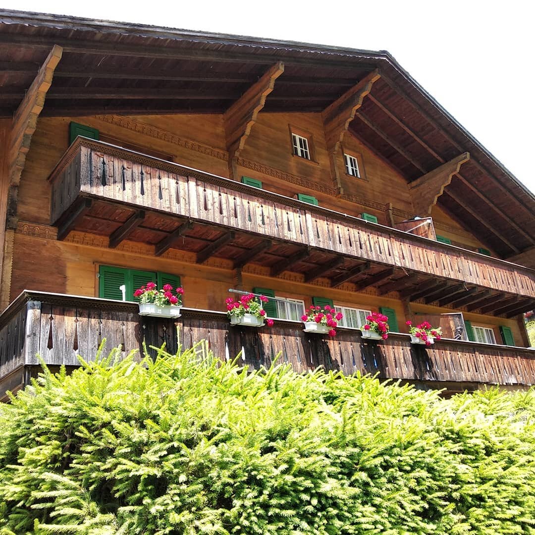 Дома в стиле альпийского или швейцарского шале