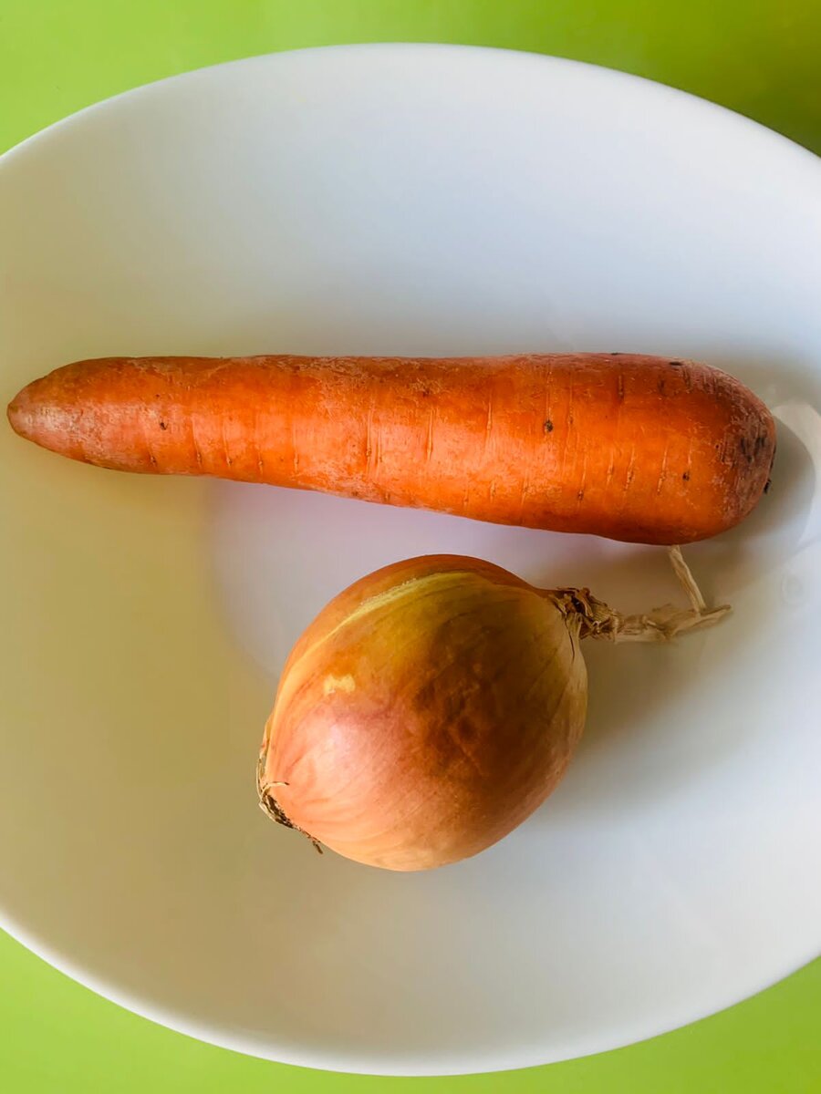 Очистить лук и морковь.