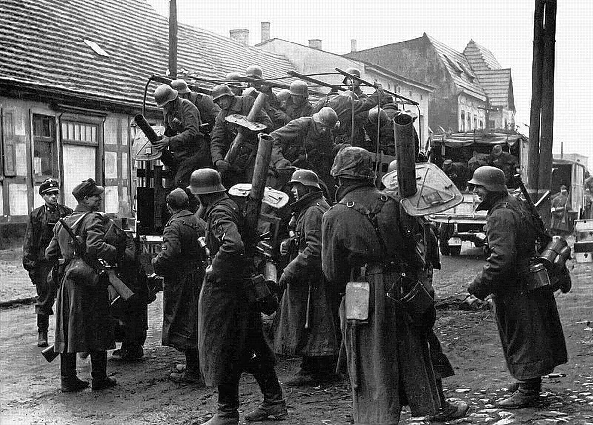 1 дивизия. Шарлемань 1945. Шарлемань СС 1945. Солдаты вермахта в Берлине.