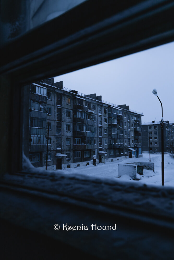 С наступлением сумерек в многоквартирном доме свет загорается лишь в 2 ...