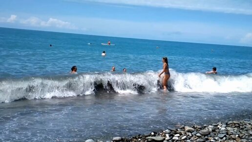 В мае в сочи купаются в море. Сочи море. Волны в Сочи. Шторм в Сочи. Море штормит в Сочи.