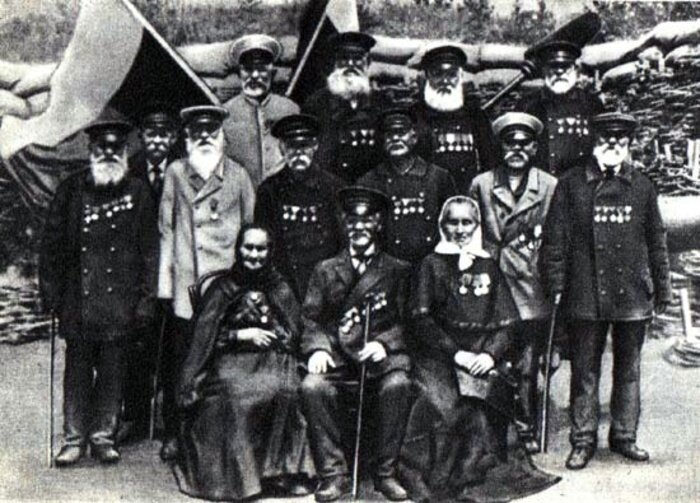 Дарья Лаврентьевна сидит в первом ряду в белом платке. Источник: inosmi.ru