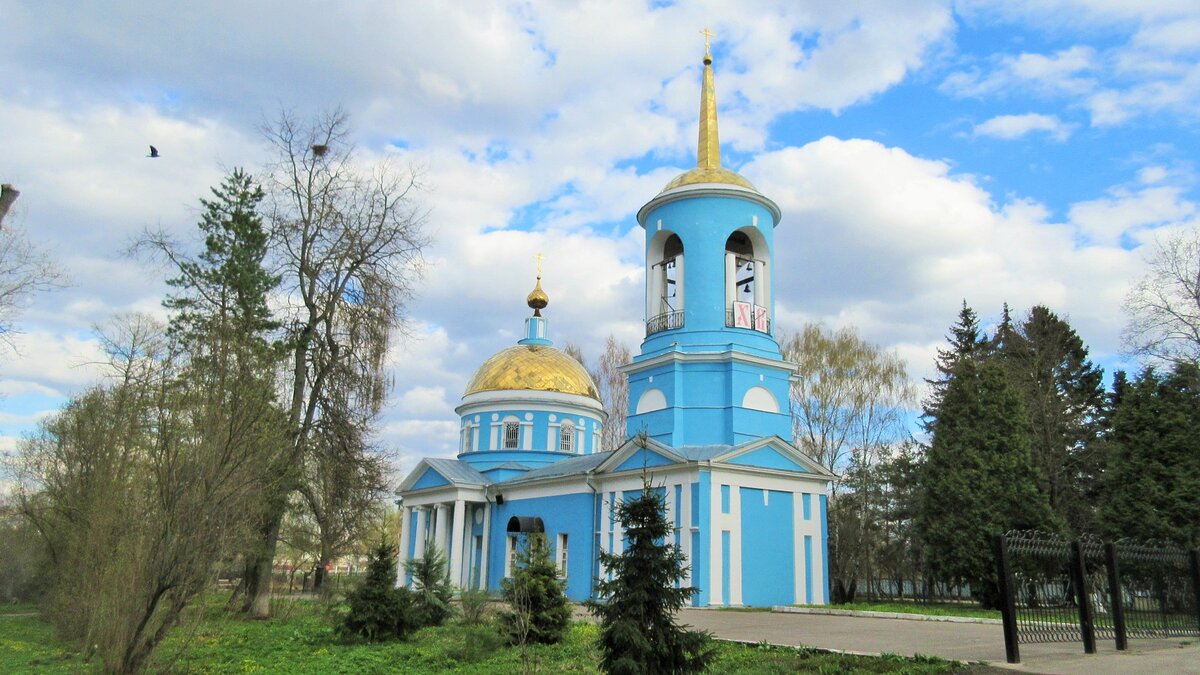 Храм Церковь на берегу реки Подмосковье