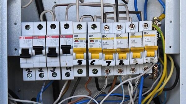    Автоматические выключатели электроэнергии в щитке© РИА Новости / Илья Наймушин