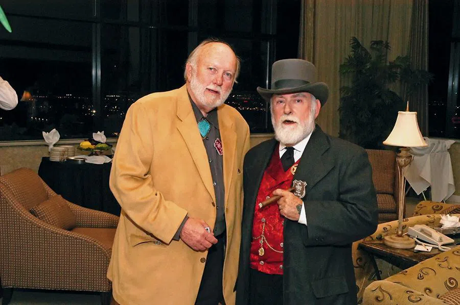 Слева - директор по маркетингу журнала True West, справа - Харпер Крейг