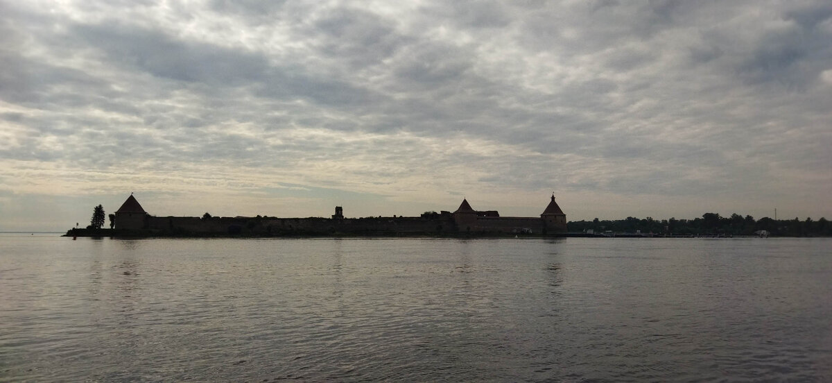 Вид на крепость Орешек с причала посёлка им. Морозова.