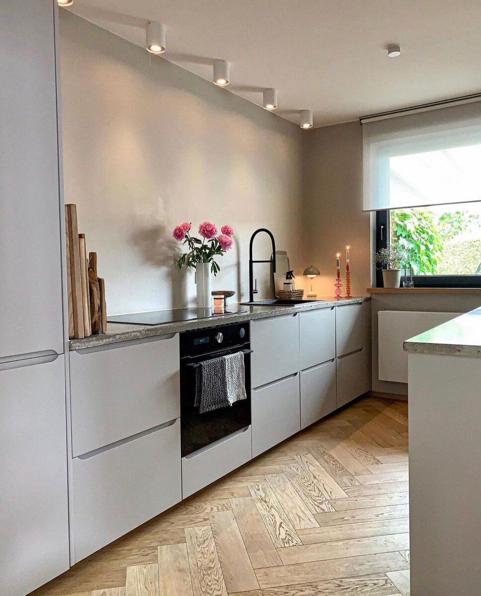 В доме очень много свежих цветов. Оцените, как букеты освежают интерьер. Если у вас есть сад или дача, то попробуйте составить несколько композиций из дачных цветов