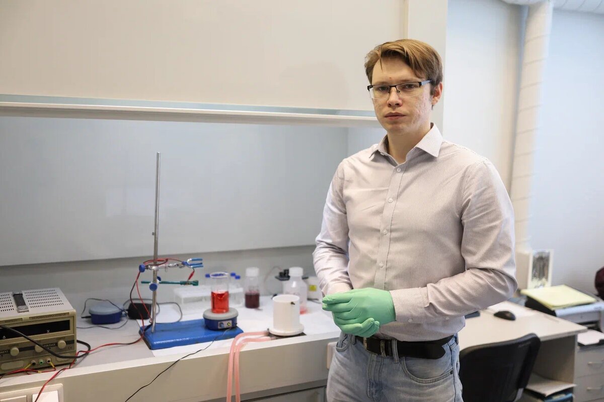 На фото: старший научный сотрудник отдела магнетизма твердых тел, доцент кафедры магнетизма и магнитных наноматериалов УрФУ Никита Кулеш в лаборатории