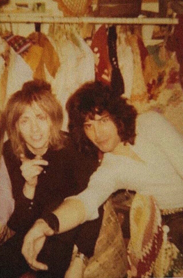 Роджер Тейлор и Фредди Меркьюри в своей лавке на Кенсингтонском рынке