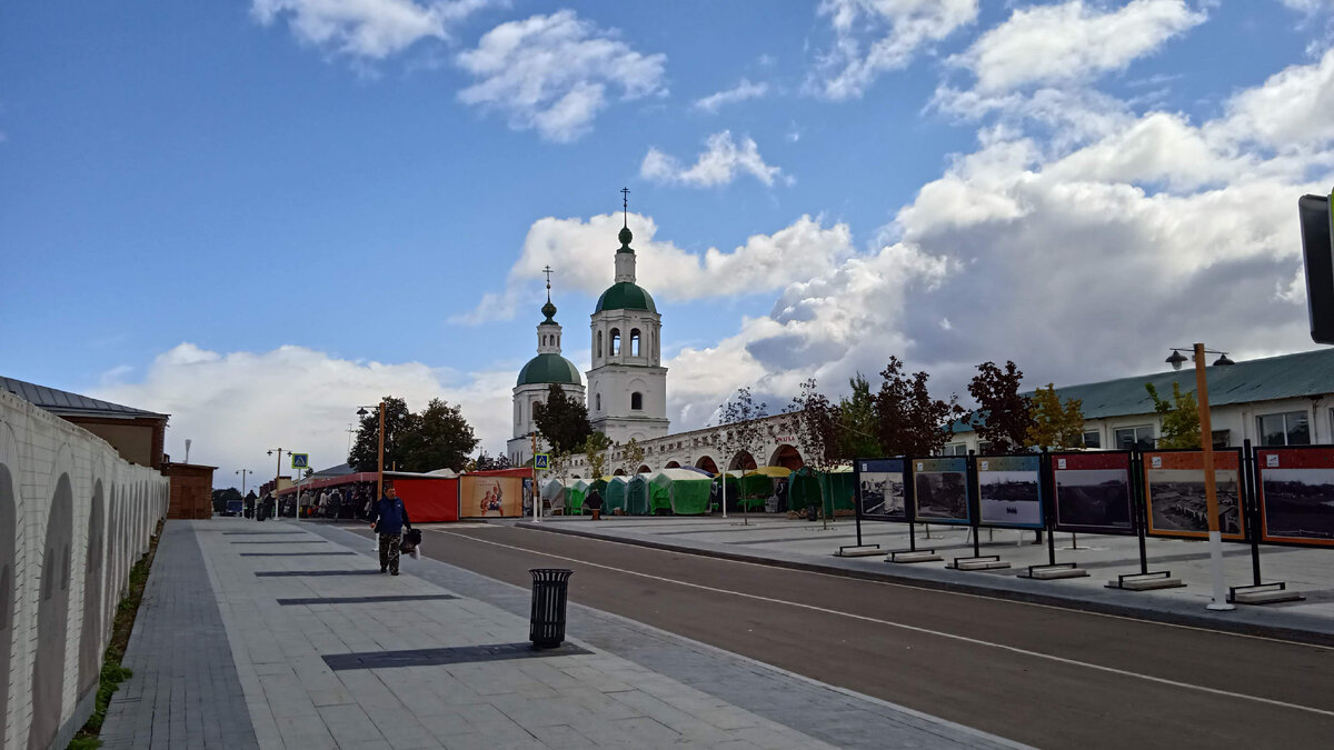 В прошлом город располагался на перекрёстке сразу нескольких торговых путей: здесь сходились дороги, ведшие на Каширу, Коломну, Рязань и Тулу, и в лучшие годы зарайский Гостиный двор включал в себя свыше ста пятидесяти торговых лавок. 