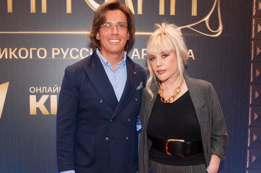     Максим Галкин впервые прокомментировал информацию о суррогатной матери его детей