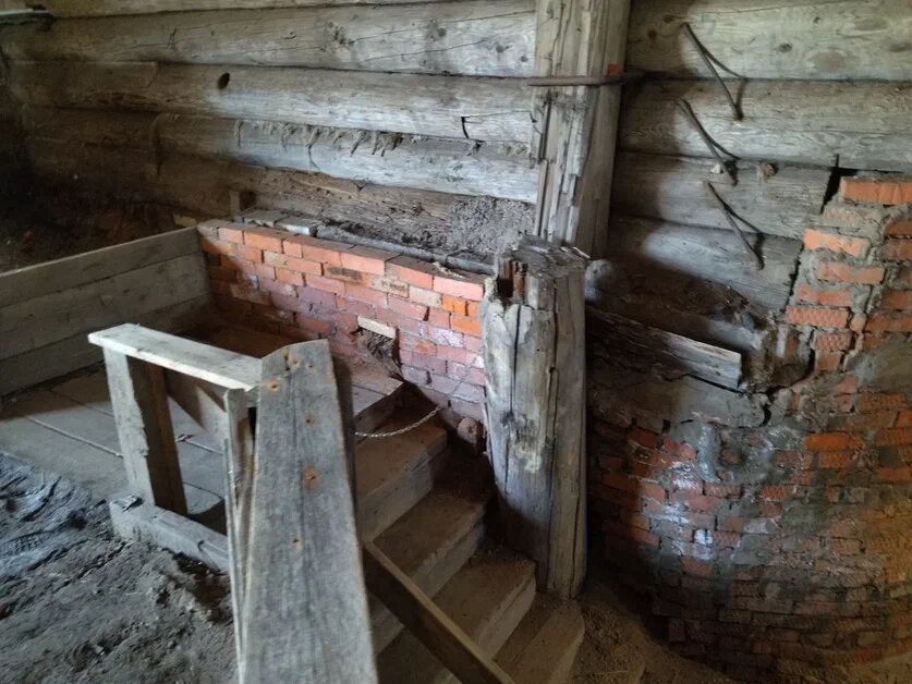 Спуск в нижнюю часть варницы к печи (Это уже "белая" варница, причем новодел). Фото автора