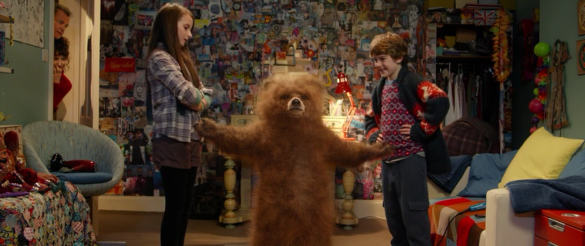 после мытья и сушки, Паддингтон больше напоминает помесь олимпийского мишки и советского Винни-Пуха 