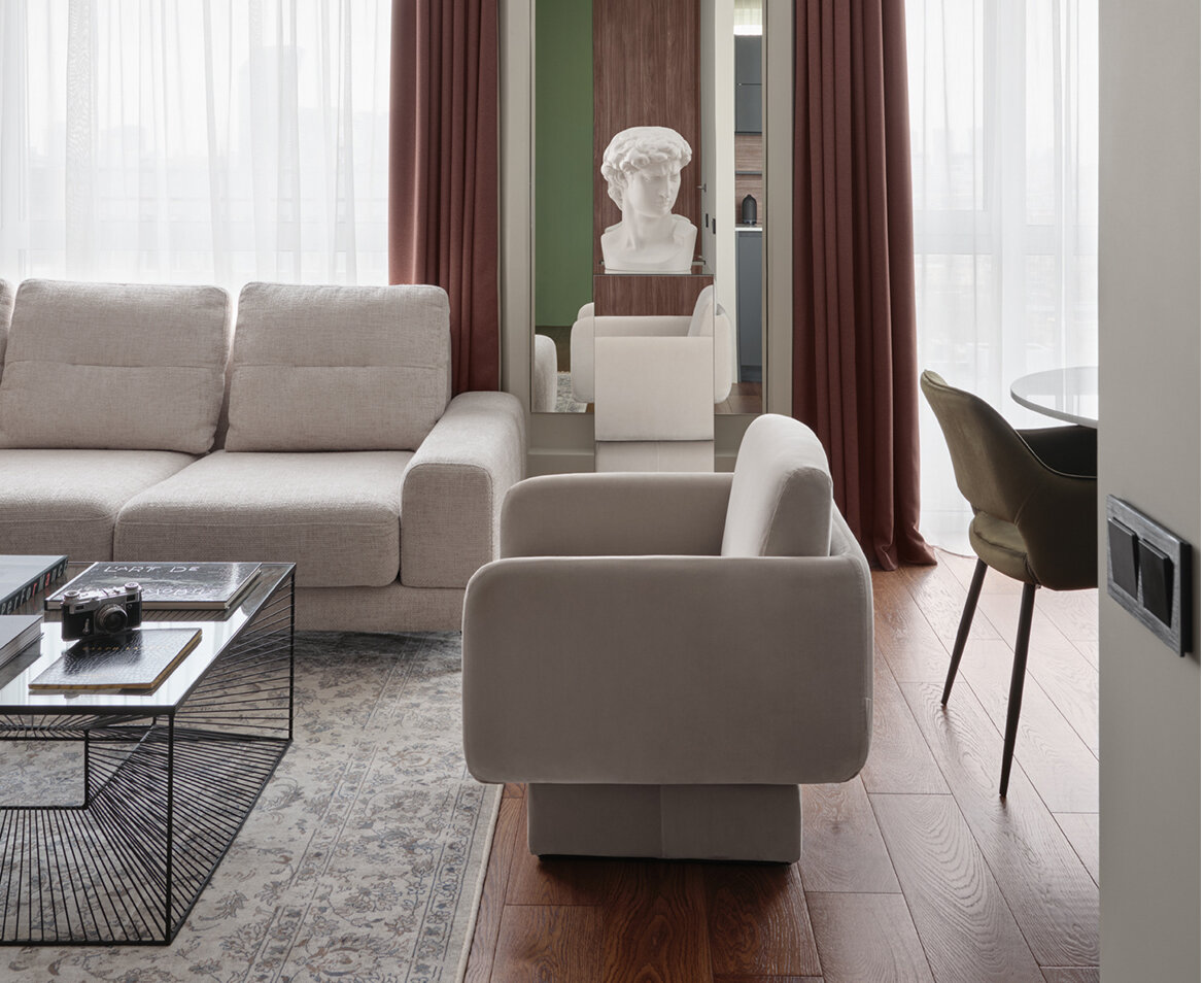    Кухня-гостиная, фрагмент. Кресло, Gallotti radice. Светильники, SWG. Шторы, Persa Design. Стеновые панели, Zenkitchens. Инженерная доска, Eurohome., фото: Виталий Глухов. Стиль: Сергей Мелешенко, Мария Колпакова